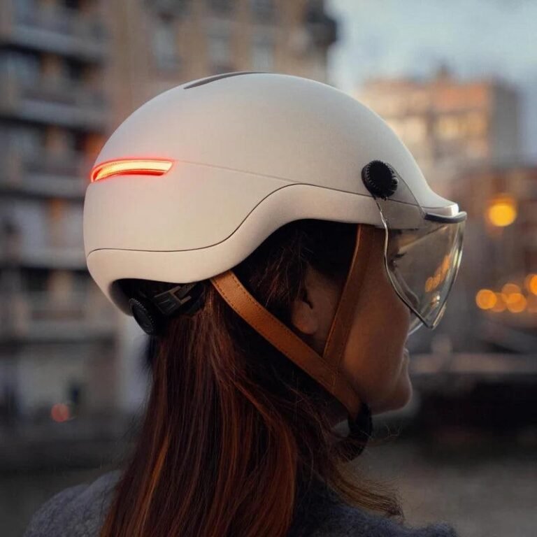 Vue latérale du casque Overade LIFE avec système lumineux urbain
