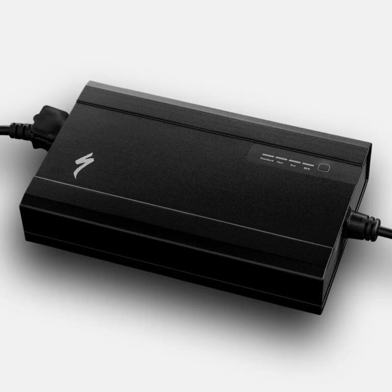 Vue rapprochée du chargeur Specialized Smart Charger 3.1 pour VAE