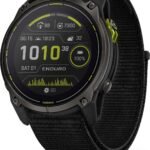 Montre Garmin Enduro 3 utilisée pendant une randonnée montagne