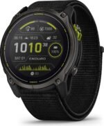 Montre Garmin Enduro 3 utilisée pendant une randonnée montagne