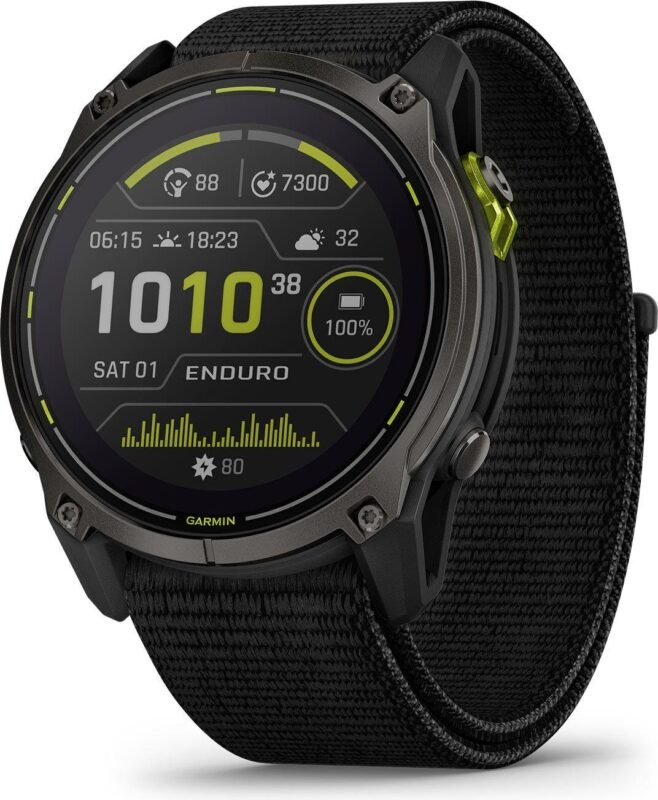 Montre Garmin Enduro 3 utilisée pendant une randonnée montagne