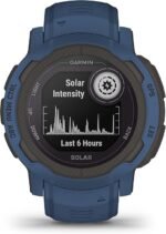 Garmin Instinct Solar portée au poignet pendant une randonnée