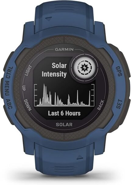 Garmin Instinct Solar portée au poignet pendant une randonnée