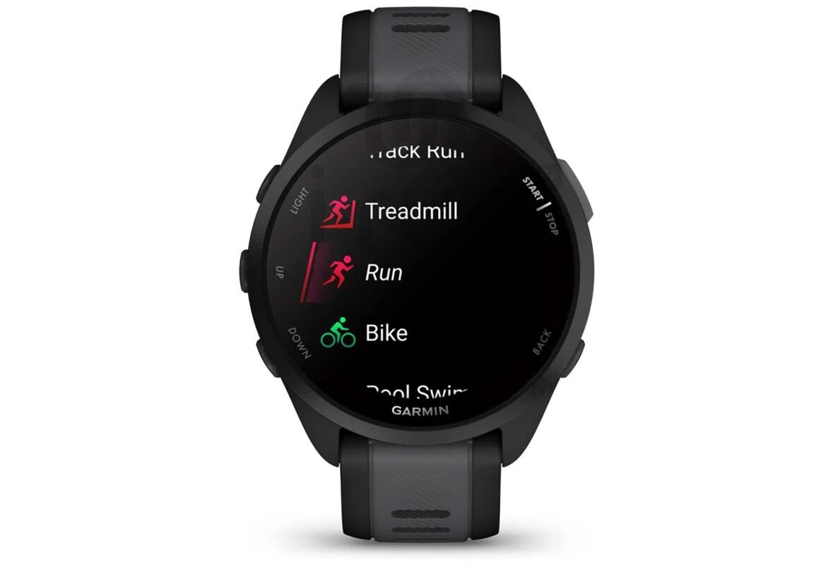 Montre Garmin Forerunner 165 noire avec écran AMOLED vue de face