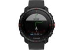 Polar Grit X Pro portée au poignet pendant une randonnée