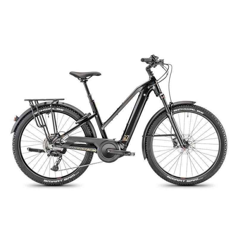 Moustache Samedi 27 Xroad Vélo Électrique Polyvalent Grande Autonomie Moustache Samedi 27 Xroad bleu profond utilisé sur chemin forestier