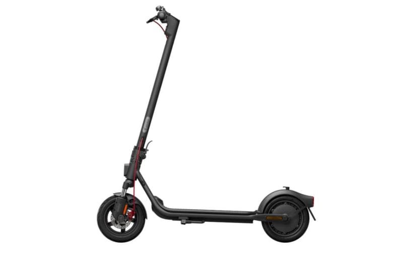 Segway Ninebot F2 Pro E II pour déplacements urbains confortables Vue latérale de la Segway Ninebot F2 Pro E IIVue latérale de la Segway Ninebot F2 Pro E II
