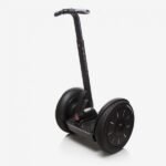 Segway Ninebot S utilisé sur une route urbaine
