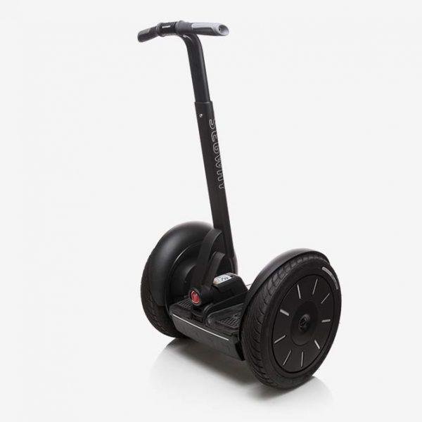 Vue rapprochée du Segway Ninebot S2 avec barre de contrôle