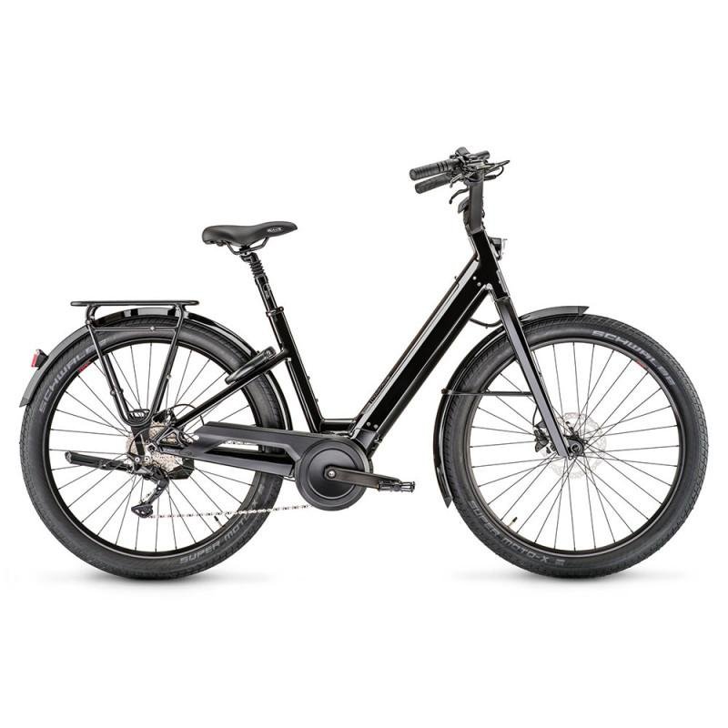 Test et Avis Moustache Lundi 27 – Vélo Électrique Urbain Élégant Moustache Lundi 27 gris clair utilisé en environnement urbain moderne