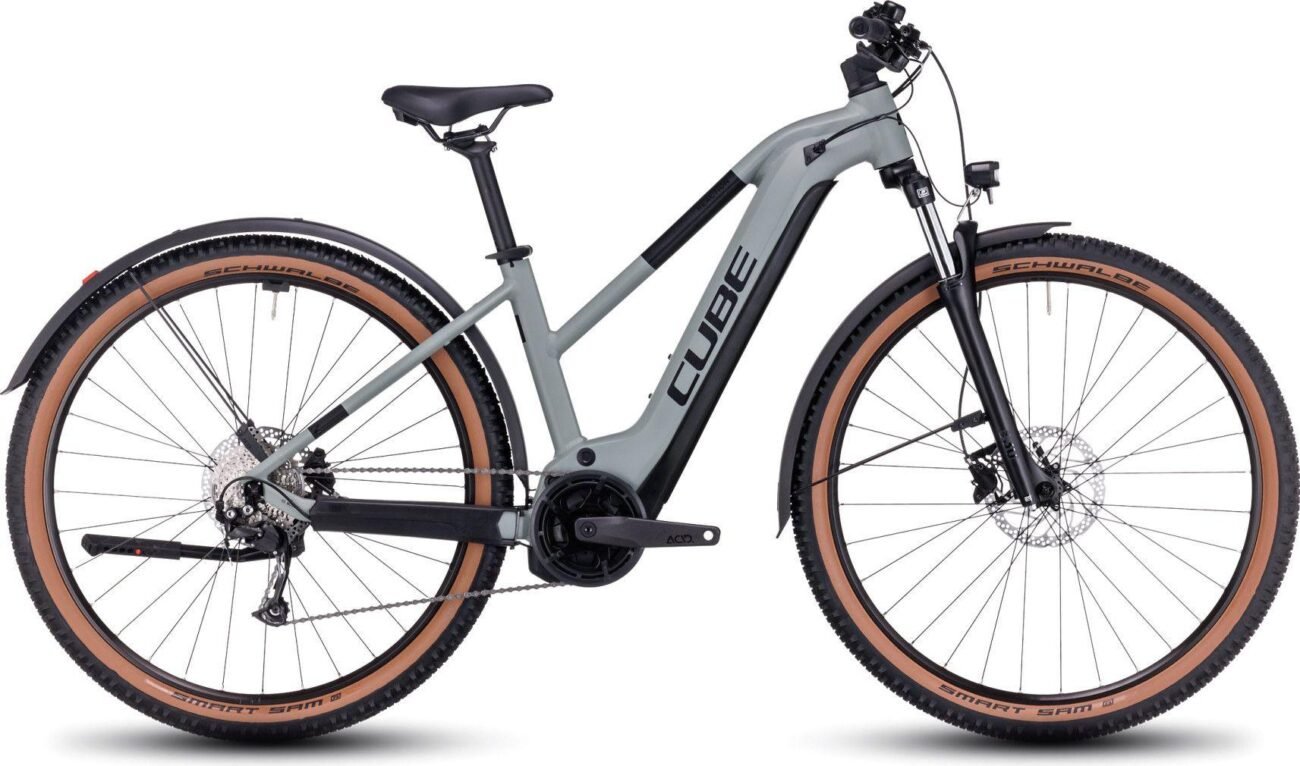 Cube Reaction Hybrid 625 Allroad gris métal utilisé sur sentier forestier