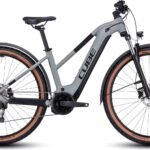 Cube Reaction Hybrid 625 Allroad gris métal utilisé sur sentier forestier