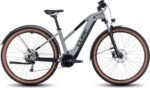 Cube Reaction Hybrid 625 Allroad gris métal utilisé sur sentier forestier