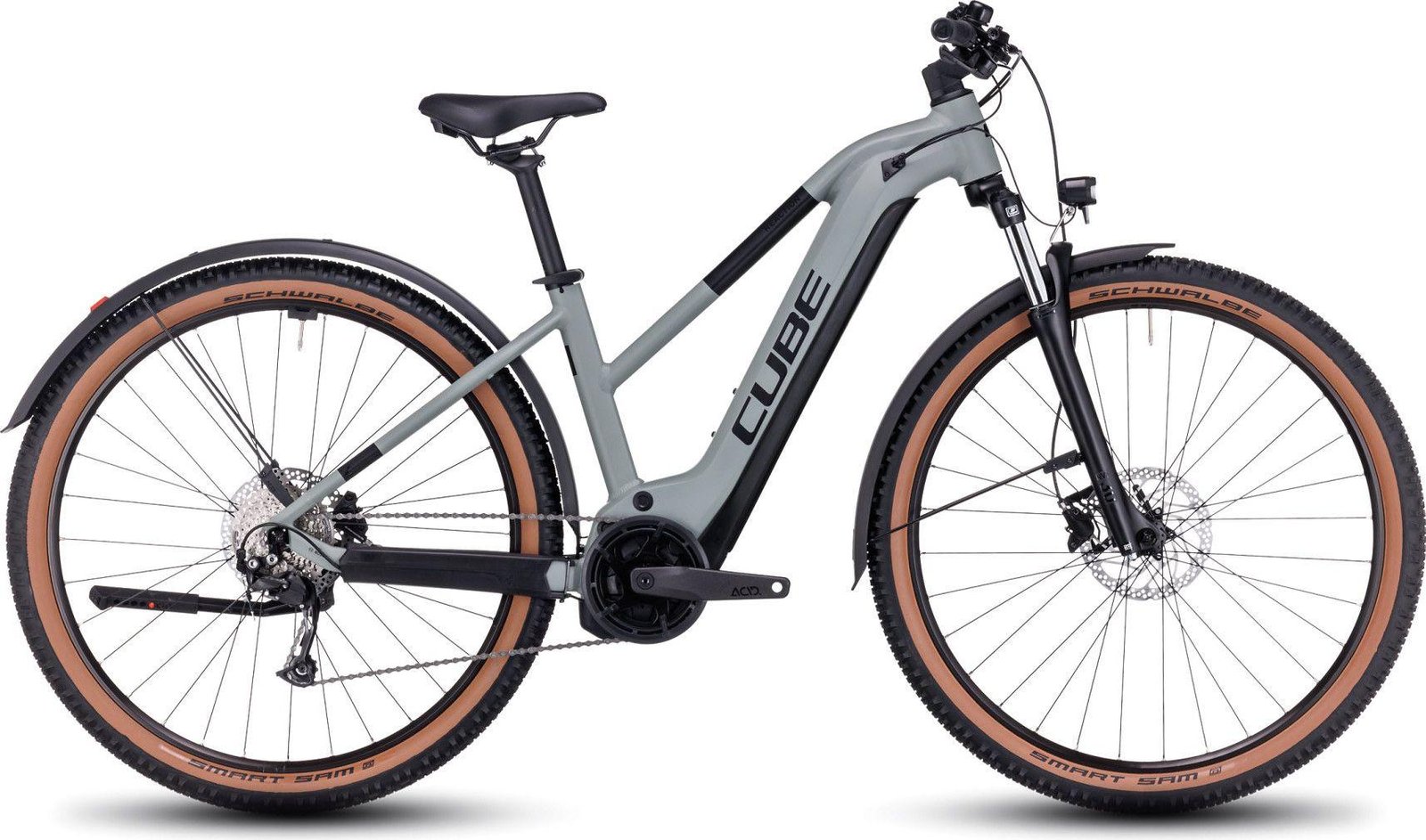 VTT Électrique Cube Reaction Hybrid 625 Allroad avec Moteur Bosch Cube Reaction Hybrid 625 Allroad gris métal utilisé sur sentier forestier